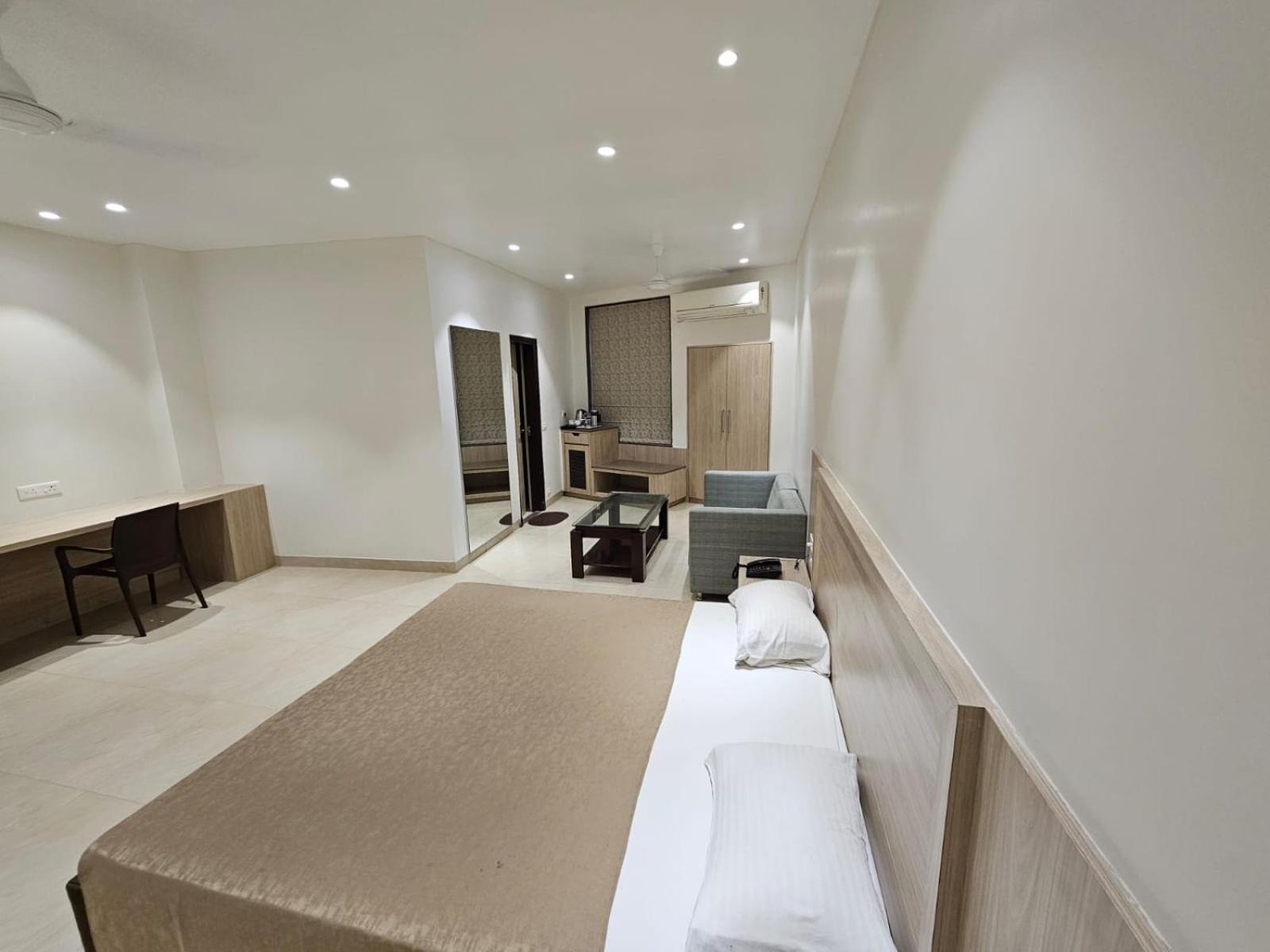 Hotel Bagla Atithi Banaras Варанаси Екстериор снимка